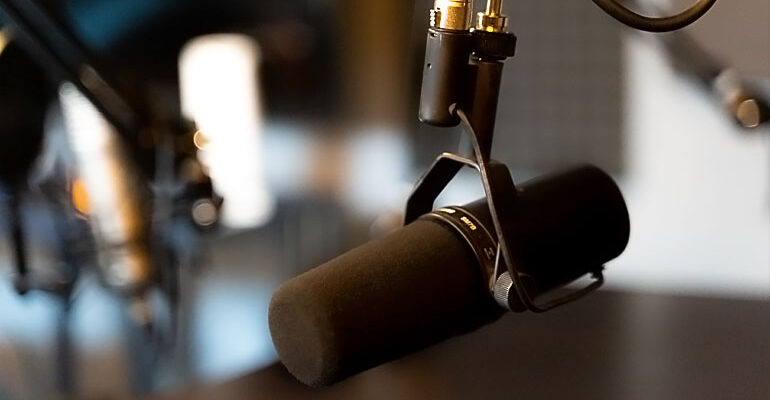 BroadcastHUB.hu-podcast-készítés-SHURE-SM7B-2