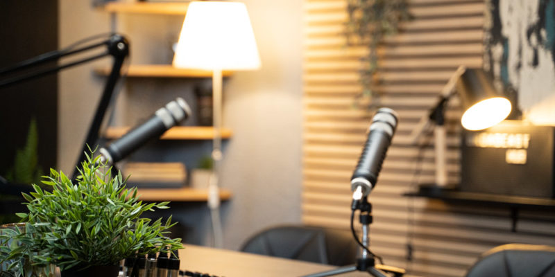 FB-cover-PodcastHUB-hangstúdió-Izabella-Podcast-helyiség-nagytotál-5-mikrofon