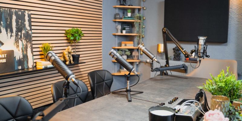 FB-cover-PodcastHUB-hangstúdió-Izabella-Podcast-helyiség-nagytotál-5-mikrofon