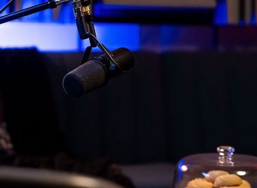 BroadcastHUB.hu-podcast-videó-interjú_nappali_knapé_fotel_header2