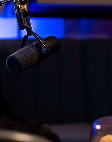 BroadcastHUB.hu-podcast-videó-interjú_nappali_knapé_fotel_header2